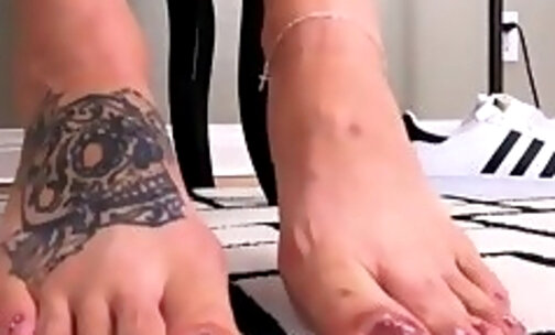 Amateur tgirl sways her tattooed feet