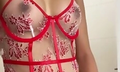 Gorjase ladyboi twirls her sexy cock
