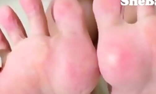 Satisfy your foot fetish - she wiggles her cute little toes for you